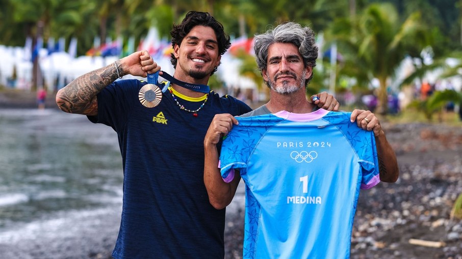 Gabriel Medina e seu padrasto e treinador Charles, o 