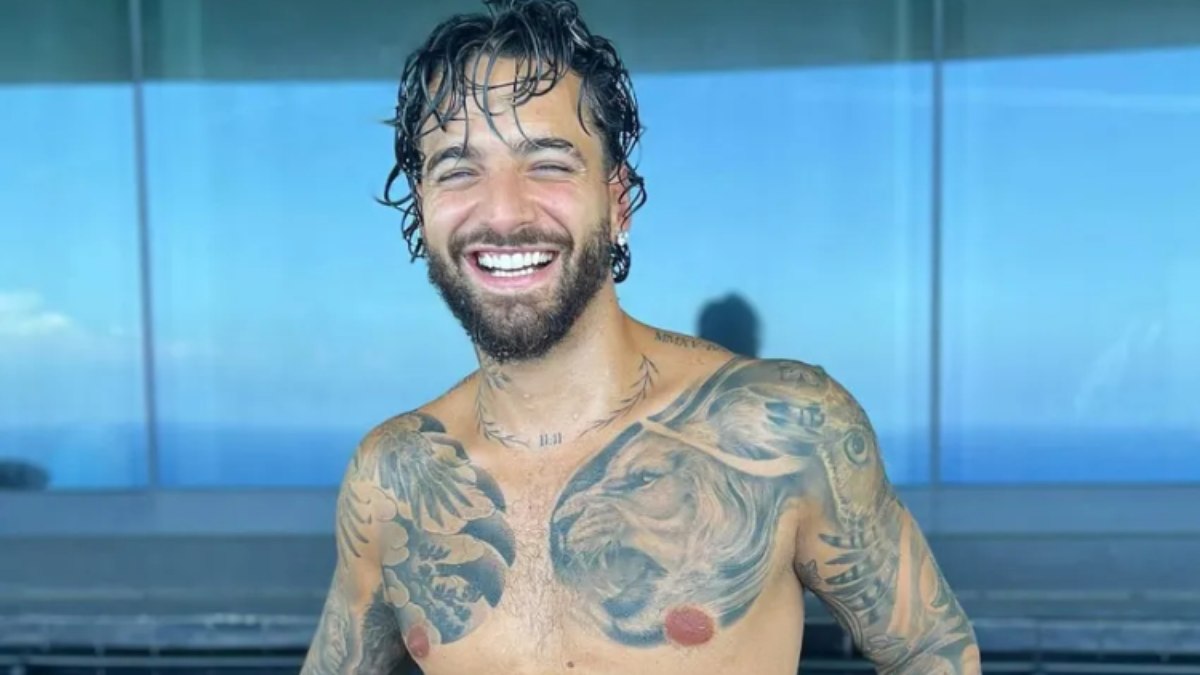 Maluma aparece pelado em fotos na piscina e intriga fãs; veja