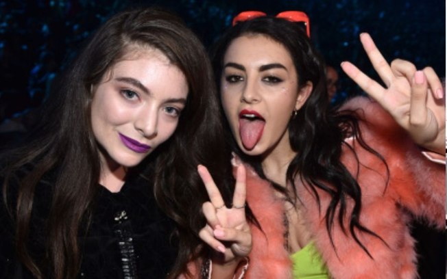 Lorde faz participação surpresa em show de Charli xcx em Nova York