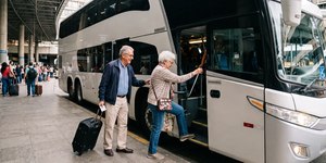 Idosos têm direito a viagens grátis de ônibus; saiba como pedir