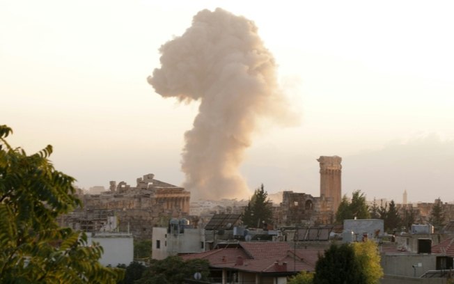 Fumaça provocada por bombardeio israelense na cidade libanesa de Baalbek, em 23 de setembro de 2024