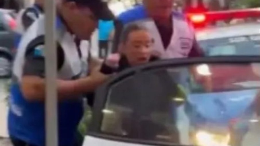 As mulheres foram retiradas do restaurante pela polícia, após denúncia de racismo