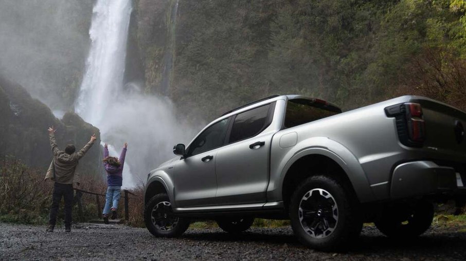 GWM Poer P500 em cenário fora de estrada; a picape utiliza sistema 4x4 com reduzida e recursos voltados à condução em terrenos de baixa aderência. GWM Poer P500 em cenário fora de estrada; a picape utiliza sistema 4x4 com reduzida e recursos voltados à condução em terrenos de baixa aderência.