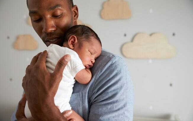 Criar uma rotina noturna para preparar o bebê para o sono ajuda o corpo da criança entender que é hora de dormir