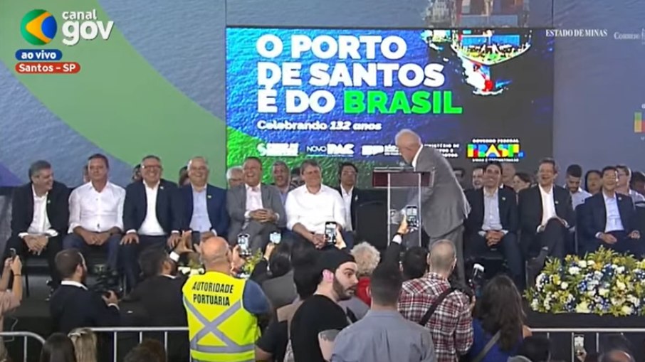 Com Lula, Tarcísio cai na gargalhada após grito de 'volta para o PT' da plateia