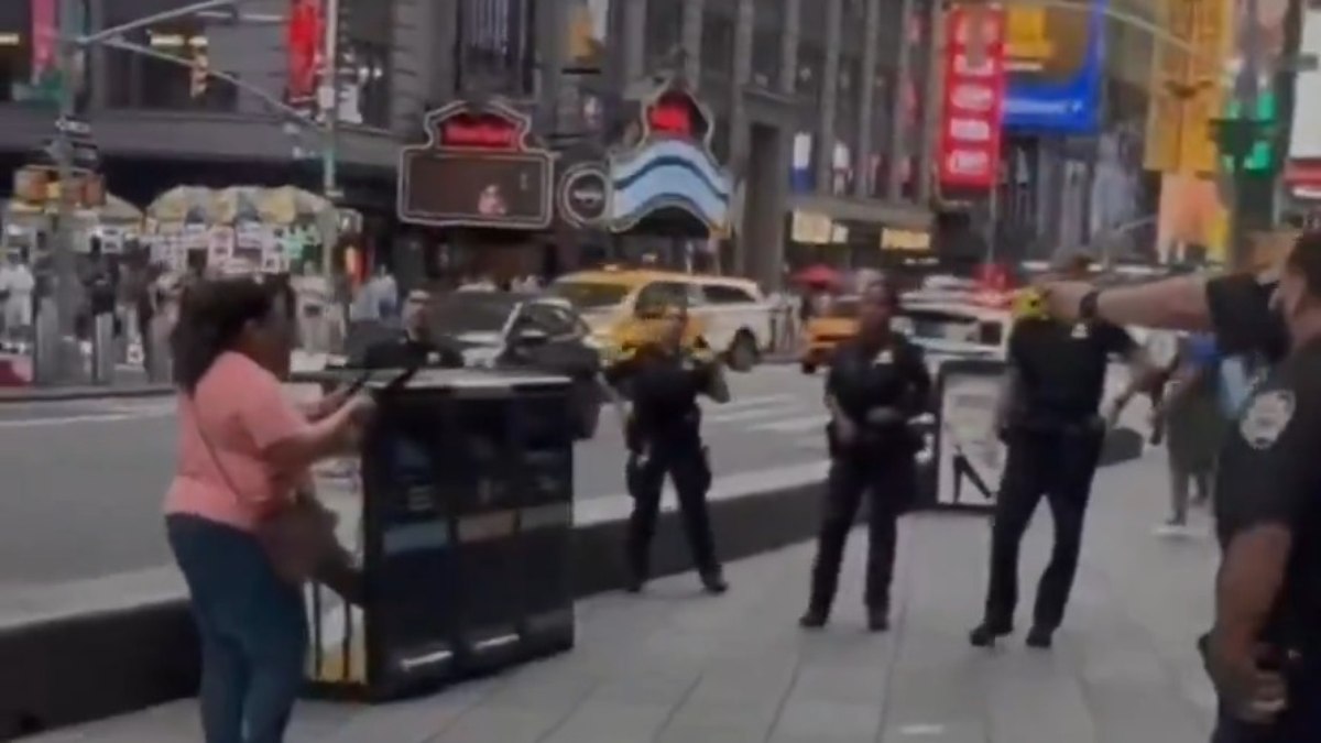 Tiros assustam turistas após ataque com facas na Times Square - QTU Questões do Universo
