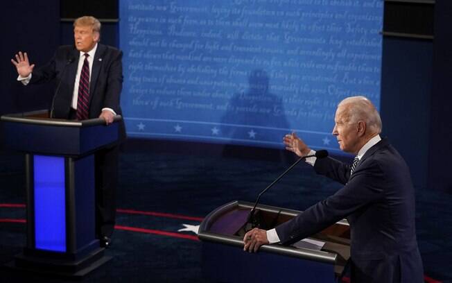 Trump e o ex-vice-presidente Joe Biden trocam pontos durante seu primeiro e, possivelmente, único debate presidencial, em 29 de setembro 
