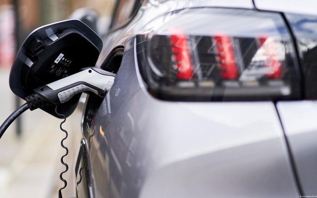 As baterias dos carros elétricos são mesmo poluentes?