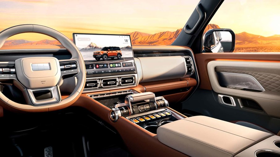 Cabine com cinco telas do novo SUV da Geely