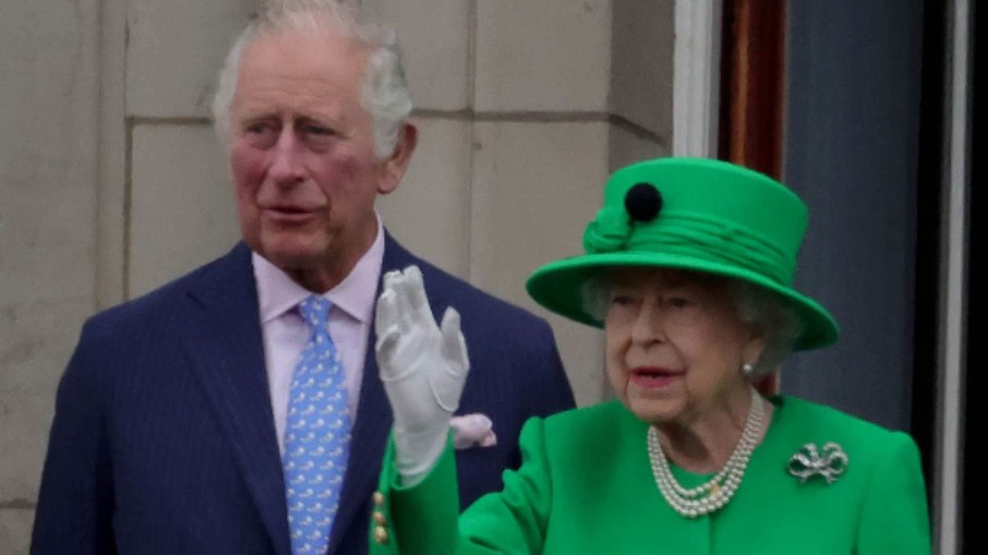 Rainha Elizabeth II e príncipe Charles durante o Jubileu de Platina no Palácio de Buckingham