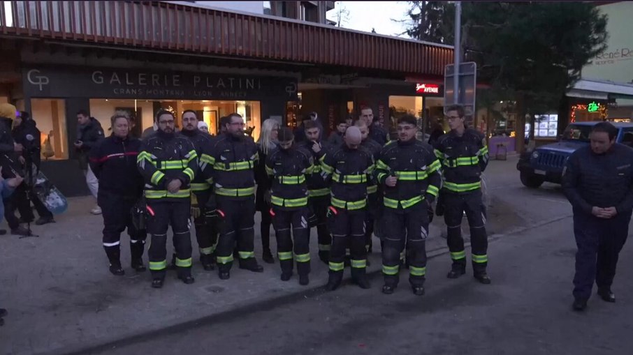 Bombeiros suíços recebem homenagem após incendio em na boate em Crans-Montana