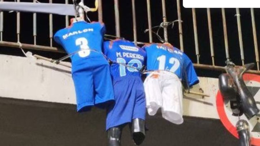 Jogadores do Cruzeiro foram alvos de torcedores Jogadores do Cruzeiro foram alvos de torcedores