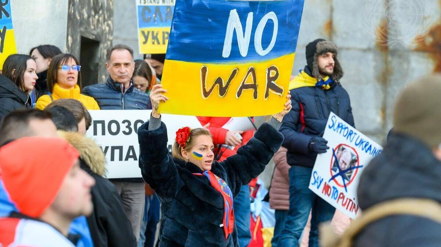 Em frente à sede da ONU, manifestantes protestam contra a invasão da Rússia à Ucrânia