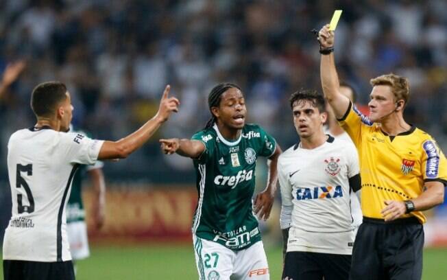 O árbitro Thiago Duarte Peixoto errou ao expulsar o volante corintiano Gabriel, que não havia feito falta