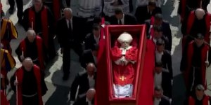Corpo do Papa Francisco chega à Basílica para funeral público