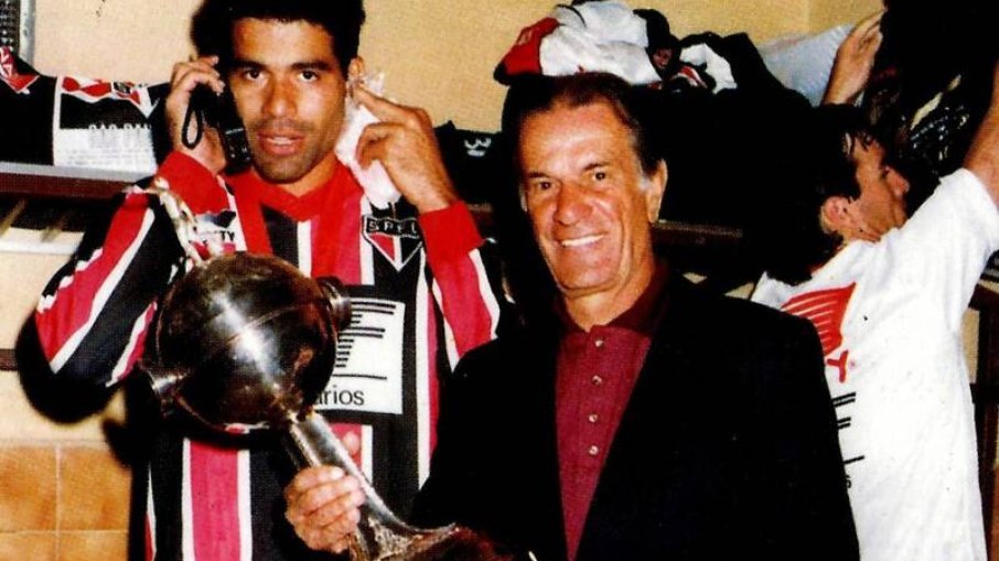 Telê Santana segura o troféu da Libertadores ao lado de Raí