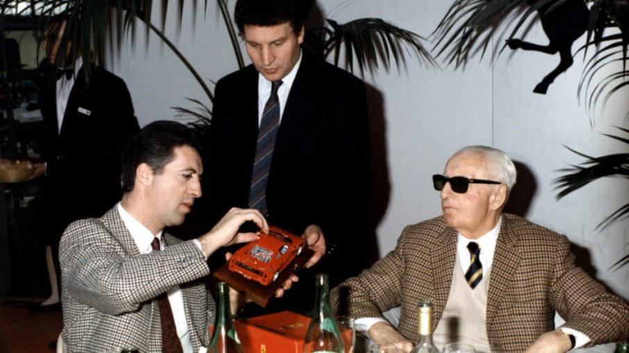 Enzo e Piero Ferrari sendo apresentados a uma miniatura da Ferrari F40 em 1987