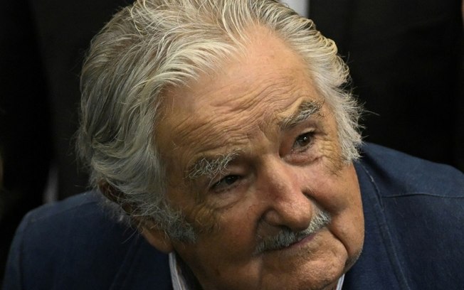 O ex-presidente uruguaio José Mujica durante cerimônia em que foi homenageado por sua contribuição ao processo de paz colombiano, em Montevidéu, em 16 de fevereiro de 2023
