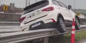 Viatura com pacientes fica pendurada na Dom Pedro I (SP-065)