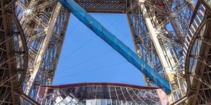 Acesso à ponte suspensa da Torre Eiffel é de graça para turistas