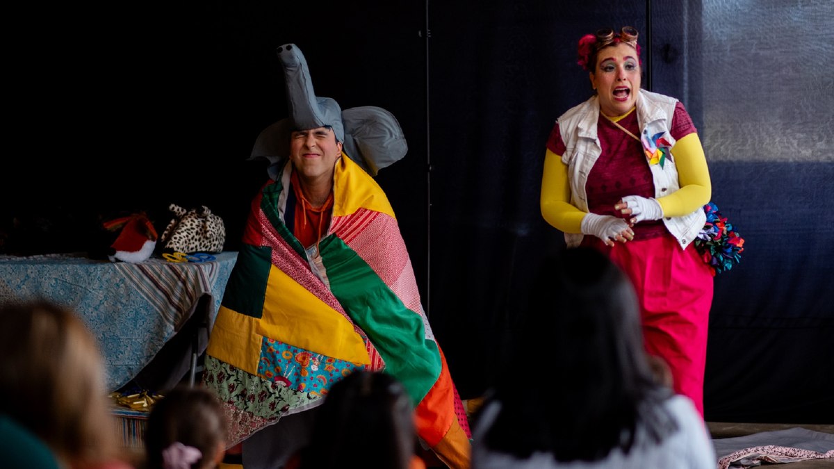 Espetáculo aproxima a plateia do universo lúdico Espetáculo aproxima a plateia do universo lúdico