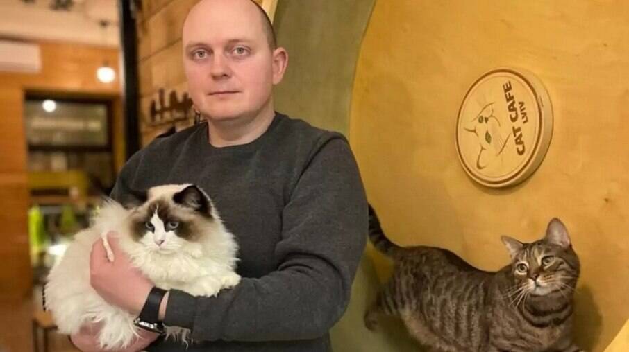 Serhii Oliinyk é dono do Cat Cafe, que abriga 20 gatos na Ucrânia