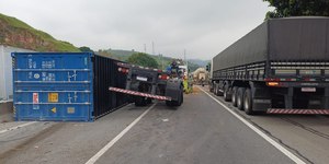 Carreta tomba e causa 13 quilômetros de lentidão na Via Dutra