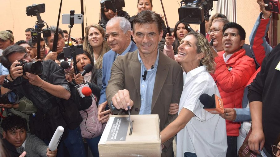 Rodrigo Paz, senador do Partido Democrata Cristão (PDC), de centro-direita.