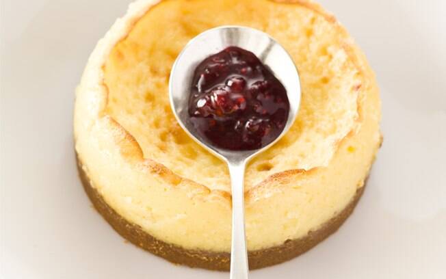 Foto da receita Minicheesecake com calda de framboesas pronta.