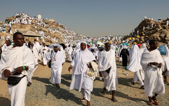 Peregrinos musulmanes en el monte Arafat, en Arabia Saudita, el 15 de junio de 2024
