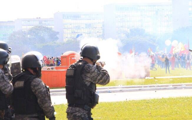 Manifestantes entram em confronto com a polícia durante ato contra o presidente Michel Temer em Brasília