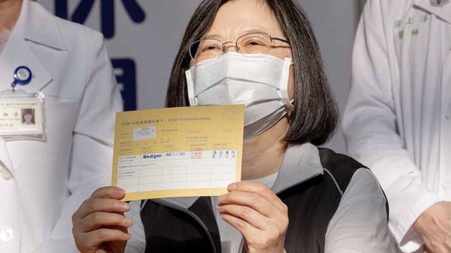Covid-19: presidente de Taiwan recebe vacina antes da conclusão de testes