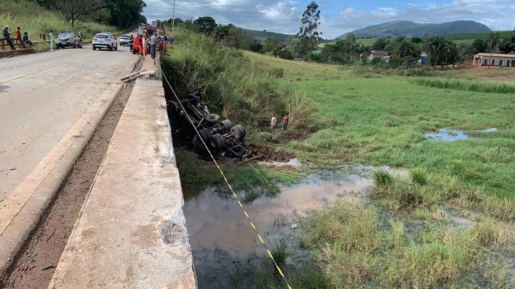 Homem morre após caminhão que dirigia cair de ponte