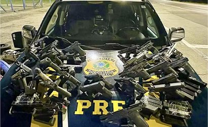 Casal com criança é preso pela PRF com 28 armas de vários países no Paraná