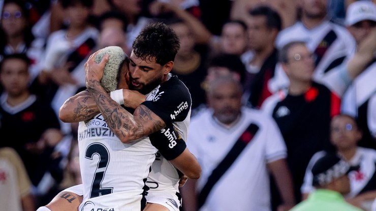 Yuri Alberto celebra gol e assistência em final após ano de dores