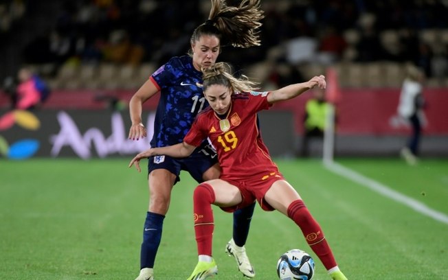 A atacante holandesa Lieke Martens (atrás) disputa com a zagueira espanhola Olga Carmona durante a semifinal da Liga das Nações da Uefa entre Espanha e Holanda, no estádio La Cartuja, em Sevilha, em 23 de fevereiro de 2024.