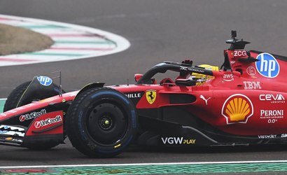 Vídeo: Hamilton pilota pela primeira vez um carro da Ferrari