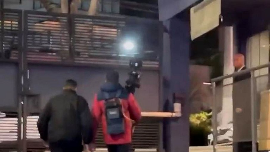 Cinegrafista da GloboNews foi retirado da sede da Band neste domingo Cinegrafista da GloboNews foi retirado da sede da Band neste domingo