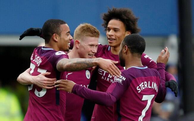 Jogadores do Manchester City comemoram gol na vitória sobre o Everton