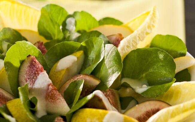 Foto da receita Salada de figo e peras com rúcula e molho de queijo pronta.
