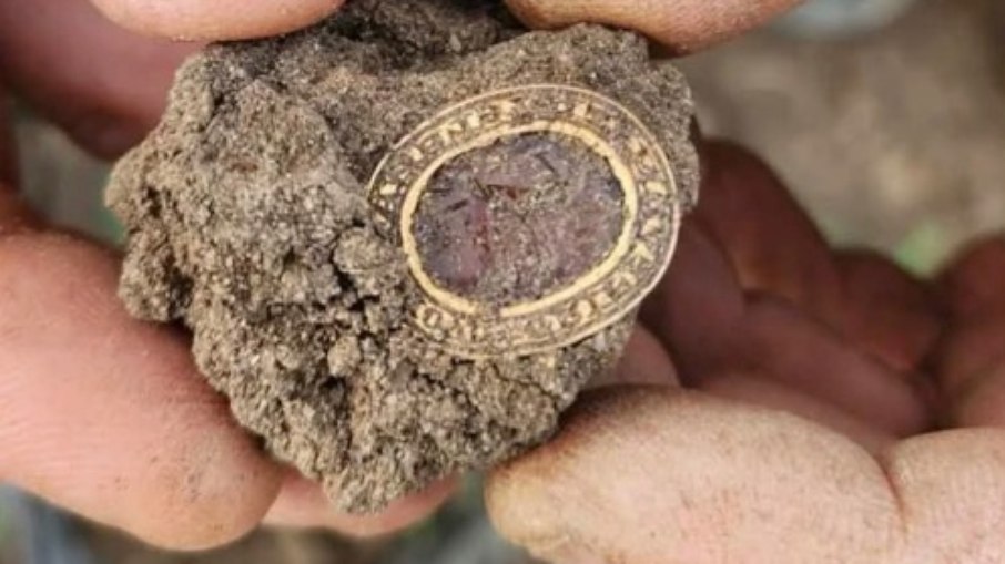 Anel medieval de ao menos 300 anos é achado na inglaterra Anel medieval de ao menos 300 anos é achado na inglaterra