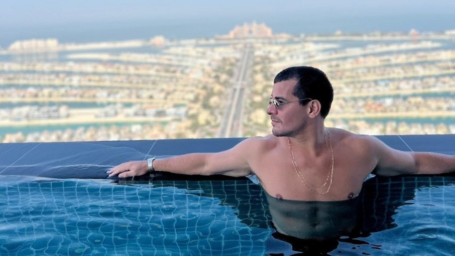 O ator Thiago Martins na Aura Skypool, em Dubai