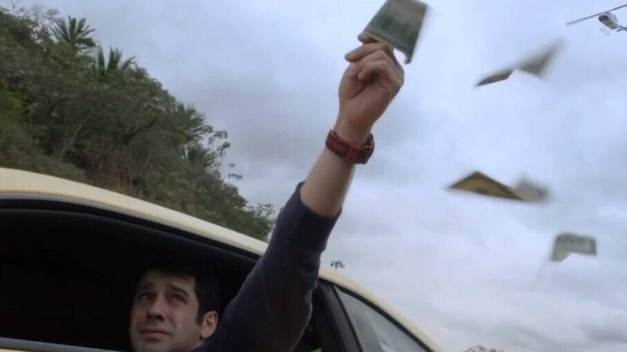 Agnaldo joga o dinheiro do roubo pela janela do carro