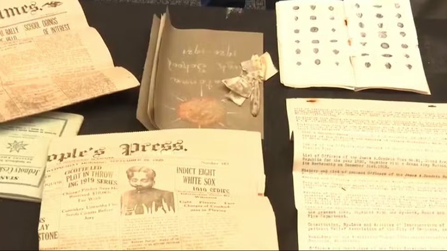 Jornais de 1925 foram encontrados entre os artefatos que estavam dentro da caixa