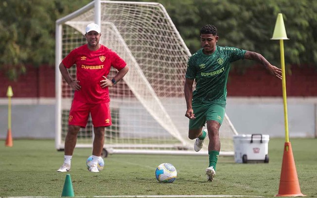 John Kennedy está na lista de jogadores afastados pelo Fluminense por indisciplina 