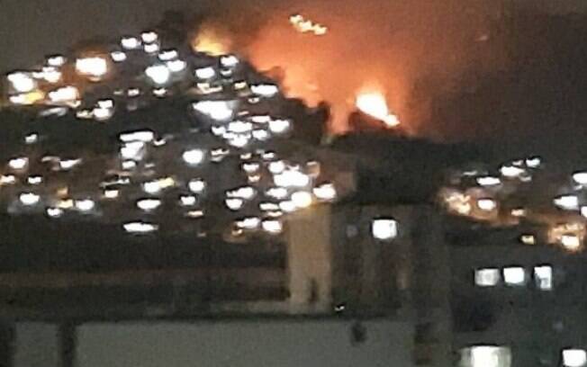 O incêndio podia ser visto de longe, de várias ruas da Tijuca