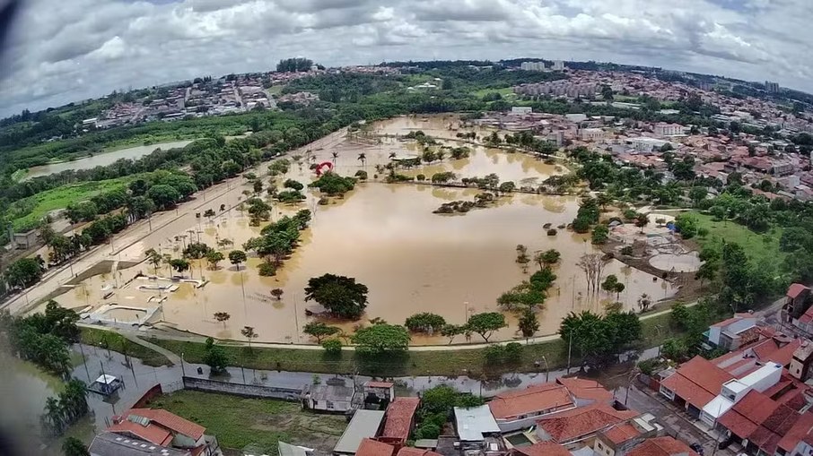 Região do Parque das Águas, em Sorocaba (SP), permanece alagada neste domingo (21)