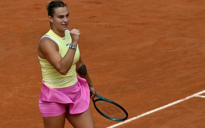 Aryna Sabalenka comemora a vitória sobre Jelena Ostapenko nesta quarta-feira, no WTA 1000 de Roma