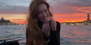 Marina Ruy Barbosa curte passeio de barco e encanta em Veneza
