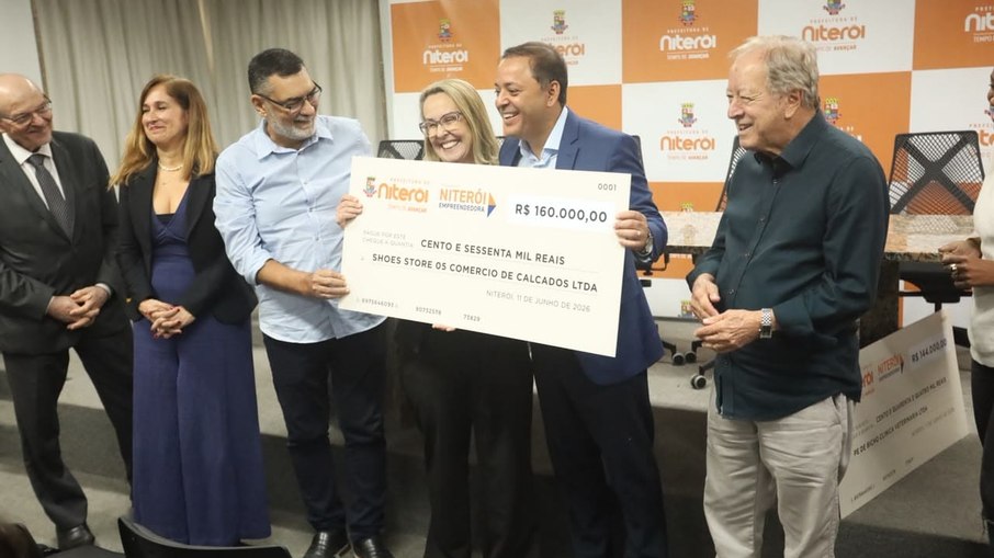 Ana Motta, da Shoe Store Comércio de Calçados, recebe cheque de R$ 160 mil das mãos do prefeito Rodrigo Neves durante entrega de recursos do Niterói Empreendedora Ana Motta, da Shoe Store Comércio de Calçados, recebe cheque de R$ 160 mil das mãos do prefeito Rodrigo Neves durante entrega de recursos do Niterói Empreendedora